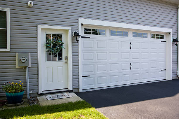 24/7 Emergency Garage Door Panel Replacement experts in Center Hill, FL